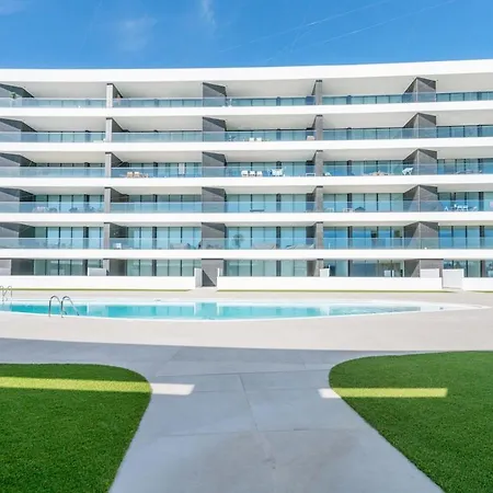 Vibrant Marina Luxury In *